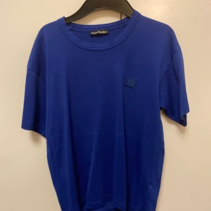 Acne studios t-shirt - Acne studios t-shirt i väldigt fint skick. Endast använd ett fåtal gånger. Storlek XS passar S. Köparen står för frakt. 