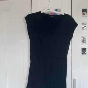 Klänning - Svart T-shirt klänning från ONLY i mjukt material. Knyte i midjan och sitter väldigt fint på. Storlek S. Frakt kan variera  