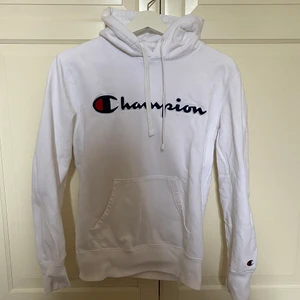 Champion hoodie - Vit hoodie från champion knappt använd. Köparen står för frakt.