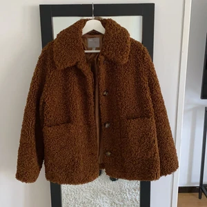 Kort kappa - Kort brun kappa från ASOS. Stl 36. Väldigt fin kvalite på teddyn, inget som fäller hår. Säljer för 400kr och köparen står för frakt 🥰🥰