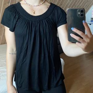 Svart blus  - Svart topp från H&M i storlek M, passa räven mindre (jag är xs-s). Flätad detalj upptill. Jätteskön och fint skick! Vill ki ha fler bilder eller har frågor så hör av er!