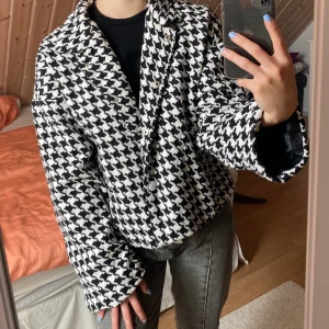 Mönstrad jacka - Svart och vit mönstrad jacka med vida ärmar. Lite oversize så man får plats med en tjockare tröja under! Storlek xs. Hör av er vid frågor💞