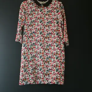 Flowery pattern thick fibre dress with collar. Can be worn through different seasons but perfect for fall. Worn only a few times and in a very good shape. 