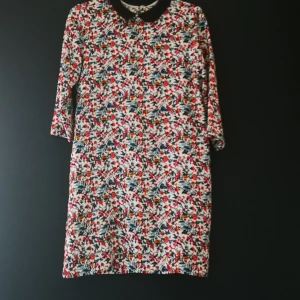 Stradivarius dress size S - Flowery pattern thick fibre dress with collar. Can be worn through different seasons but perfect for fall. Worn only a few times and in a very good shape. 