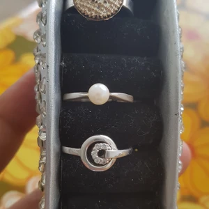 Äkta silver ring  - 2st sötta silver ring. Äkta silver. Storlek 16.5mm . Fint skick. Går bra köpa ett. Båda 260kr plus frak.  Filmar när jag postar för säkerhets skull. 