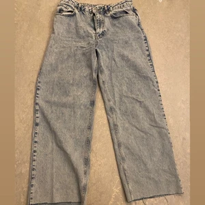 Jeans nakd  - Jeans från nakd som är avklippta i sömmen på benslut. Säljer pga att dem ej används något mera . Jeansen är i fint skick och har inget som är slitet . Stl 40 !! Meddela vid intresse:)
