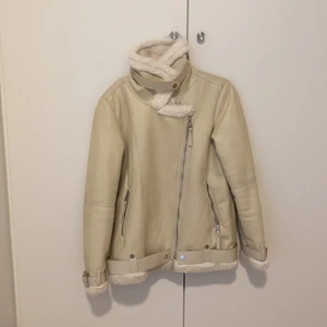 Vinter/ kall vår eller höst jacka  - Storlek 36 snygg varm jacka💓står inte för postens slarv och köparen står för frakten 