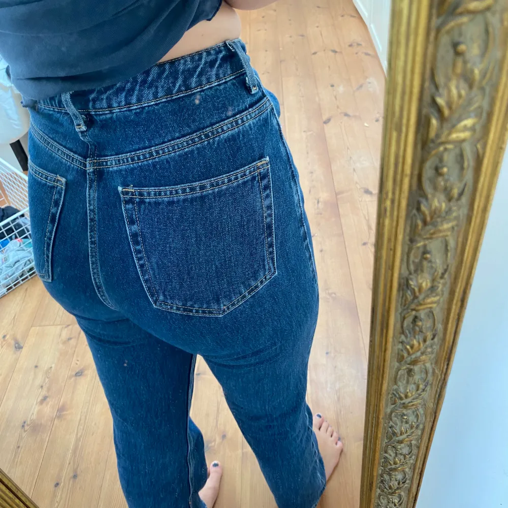 Säljer ett år högmidjade mörkblåa jeans i modellen rowe från weekday i storlek 28/32. Jeans & Byxor.