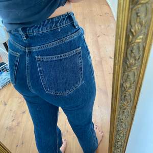 Säljer ett år högmidjade mörkblåa jeans i modellen rowe från weekday i storlek 28/32