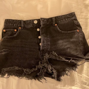 Jeans shorts - Svarta fina jeans shorts från zara. Knappt använda. Säljer då dem är för små på mig. Storlek 36❤️‍🔥