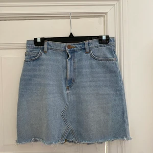 Jeanskjol i storlek 38 - Ljusblå jeanskjol från monki i storlek 38