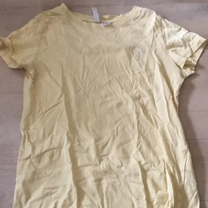 Divided/H&m - Gul fin sommar t-shirt. Använd ca 3 gånger i sommar. Funkar även att använda när som men den har en härlig gul sommar färg. Skicka i chatten för eventuella frågor.