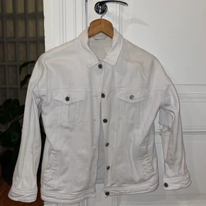 Jeansjacka - Vit jeansjacka, hål i armbågarna. Storlek S