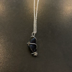 Halsband - Kristallhalsband med hängsmycke av svart obsidian, 33cm kedja