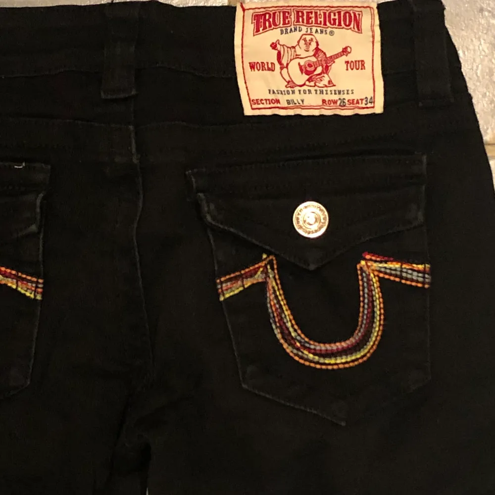 Säljer dessa coola True Religion jeansen i modellen Billy. I storleken 26/34. . Farkut & Housut.