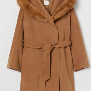 Kappa med pälskrage  - Bege kappa med pälskrage från H&M stl M