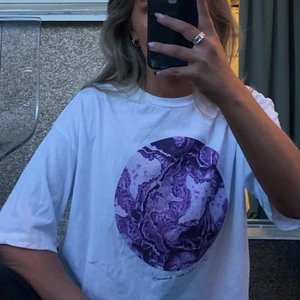 Oversize T-shirt  - T-shirt från Monki. Stor i storleken. Frakt tillkommer✉️