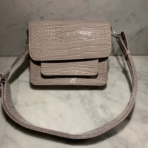 Hvisk Cayman Pocket - Skitnygg axelremsväska från HVISK med finaste beigea färgen! Helt oanvänd och går att justera axelbandet! Nypris ca 900kr , pris går att diskuteras❤️‍🔥