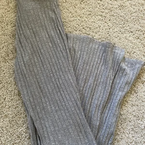 Mjukisbyxor med slits - Superfina mjukisbyxor från Gina Tricot med slits💓 använda 1-3ggr