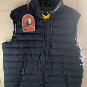 Parajumper väst strl S - Säljer nu min Parajumper väst då jag har tanke på att köpa ny! Använd 1-2 gånger, skicket på den är som att köpa en helt ny! Inga märken på den, luktar fortfarande ny. (Kan bytas) Priset kan diskuteras vid snabb affär. Kan mötas/skicka västen vid behov. Köparen betalar frakt! 