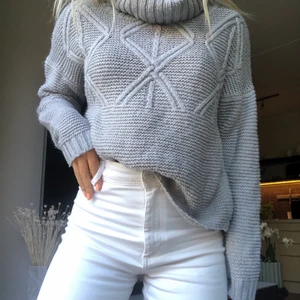 Stickad polotröja - Stickad polo i Strl. M.  🖤 Möts upp i Sthlm gratis eller så står köparen för frakt 🖤