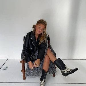 Snygg skinnjacka perfekt i höst  - Svart skinnjacka från zalando💫💖. Knappt använd. Lånade bilder, skriv för flera bilder. Frakten ingår ej i priset. Pris är diskuterbart