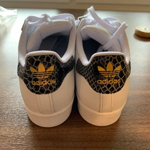 Adidas Originals Superstar - NY - Adidas Originals Superstar i storlek 39 1/3, helt oanvända. Nypris 1199:- , mitt pris 800:- 
