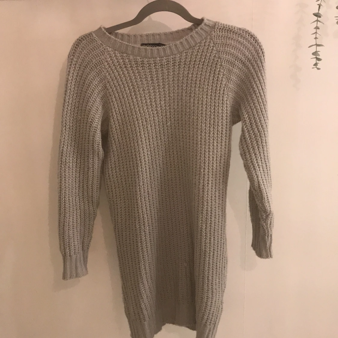 Stickad grå klänning