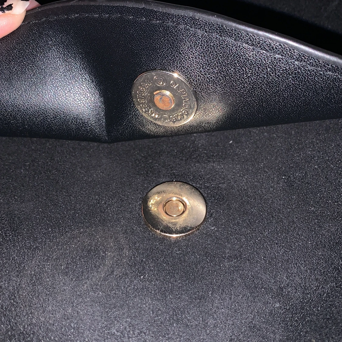 Svart väska med gulkedja - 90