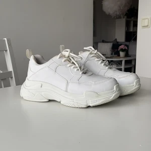 NLY SHOES - Höga vita sneakers från NLY SHOES i storlek 39. Använda ett par gånger utan uppenbart synlig användning. 