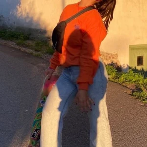 Sweatshirt  - Säljer min orangea sweatshirt då den tyvärr inte kommer till användning längre! Super skön och i väldigt bra skick. Köpt från junkyard. Storlek S/M  