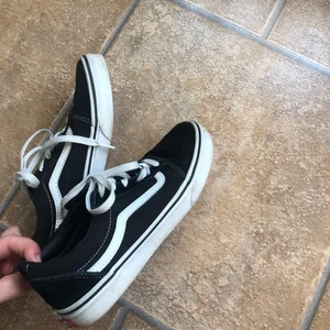 Sneakers - Säljer dessa vans-sneakers då de ej kommer till användning. Har använts men är i gott skick! Storlek 38 och är enligt mig sann till sin storlek. Hör av dig vid frågor om fraktkostnad. Kan MÖTAS UPP och SKICKA beroende på vad som passar bäst 😁