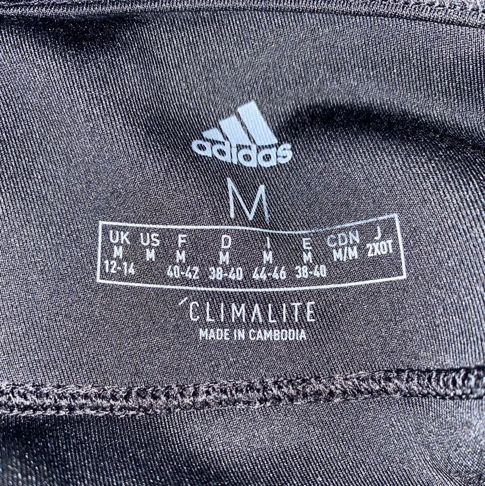 Super sköna Adidas tights i storlek M, oanvända. Jeans & Byxor.