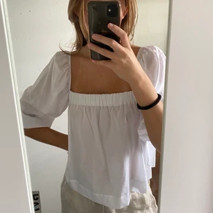 Vit skjort-blus med puffärmar - Vit skjort-blus med puffärmar från Mango. Toppen är i perfekt längd! Den är aldrig använd, förutom i dessa bilder. Den är i storlek S. Köparen står för frakten 😊