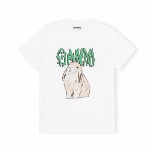 Ganni t-shirt - Säljer nu min fina ganni t-shirt! Nypris var runt 800kr men säljer för 400kr! Den har en lite målarfärgs fläck som man kan se på bild 3, men annars är den i fint skick! Exklusive frakt, spårbar går att lösa!😁 (Prislapp finns även kvar)