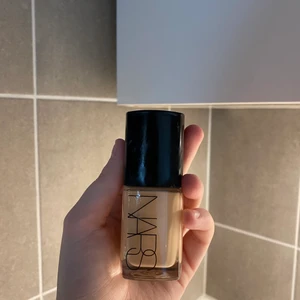 Nars sheer glow foundation - Säljer en foundation (nars sheer glow foundation) i färgen deauville. Är i nyskick använd endast en gång vid test av färg och matchade inte min hudton. Hällde ut en mycket liten prick foundation på ett fat så ej kontakt med hud eller så. Nypris 470 kr. Säljer för 250 inklusive frakt.