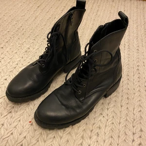 Kängor - Kängor i svart med snörning och dragkedja. Nätta i äkta läder från Dinsko. I använt skick och i storlek 36. 