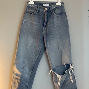 Zara mom jeans stl 32 - As snygga zara jeans som tyvärr inte passar längre, stl 32