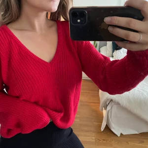 Röd stickad tröja - Stickad tröja som går att ha med v-ringning både fram och bak! Frakt ingår