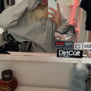 Väska - Säljer denna fina axel väska för att känner att det aldrig va min stil. Man kan Justera längden på väskan om man vill ha den lång eller kort💗