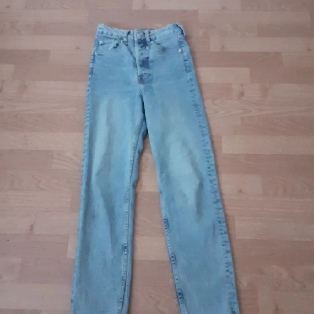 Säljer en wide jeans med färgen blå,går på 11 till 13 åringar den är blå och väligt fin!. Jeans & Byxor.