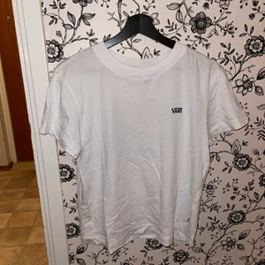 Vans t-shirt L - Vit Vans tröja i L, men mer som M. Använd 2 gånger