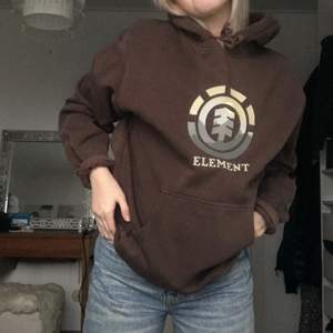 Detta är en super skön hoodie som jag stulit från brorsans garderob (får sälja den lol) den är super cool och unik men jag använder den aldrig💚🤎
