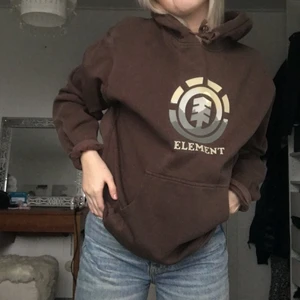 Brun owersized hoodie  - Detta är en super skön hoodie som jag stulit från brorsans garderob (får sälja den lol) den är super cool och unik men jag använder den aldrig💚🤎