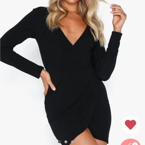 Svart klänning - Jätte fin tajt klänning som passar mycket bra till finare tillställningar, kommer i stl 36🤩helt oanvänd. Säljer för 100kr+ frakt 