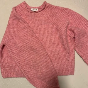 Stickad tröja  - Fin tröja, andvänd fåtal gånger 