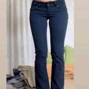 Lågmidjade kostymbyxor  - Säljer dessa jättesnygga lågmidjade tygbyxor i jeansliknande material💞Jag är 165 och de är lagom längd på mig💞 Köpare står för frakt😇