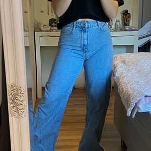 Zara - Ett par blåa zara jeans, sitter jättefint och är använda 1 gång bara. Dom är i storlek 38 och jag säljer dom för 300kr☺️Köparen står för frakt!