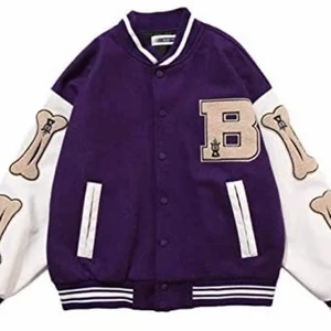 Baseballjacka  - säljer min baseballjacka från amazon nu! den är använd ca 2 ggr så i väldigt bra skick! köparen står för frakten!💘