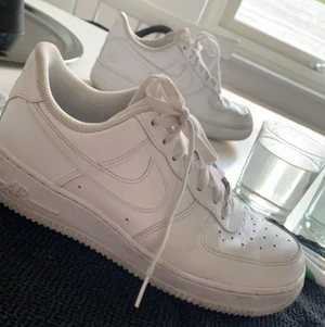 Nike Air force  - Säljer mina air forces eftersom ja köpt nya! Relativt fint shick men inte nya och rätt använda (därför kostar de mindre) inget fel på dom!💗💗 bild från några månader sen